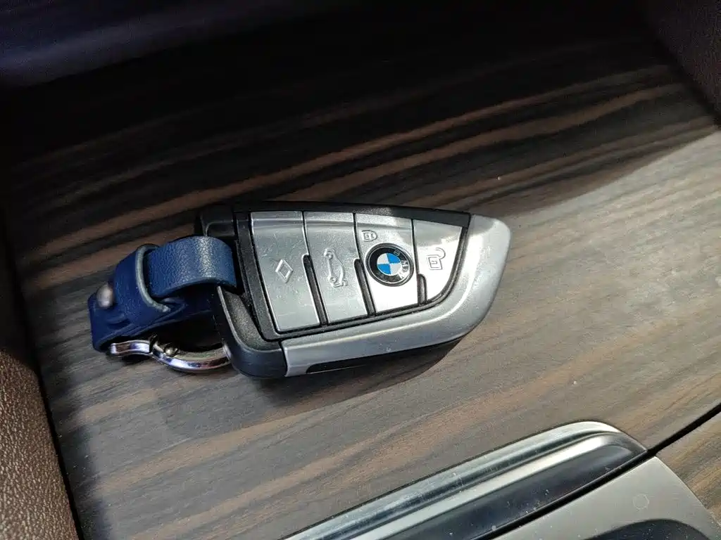BMW 5 Series — миниатюра 12