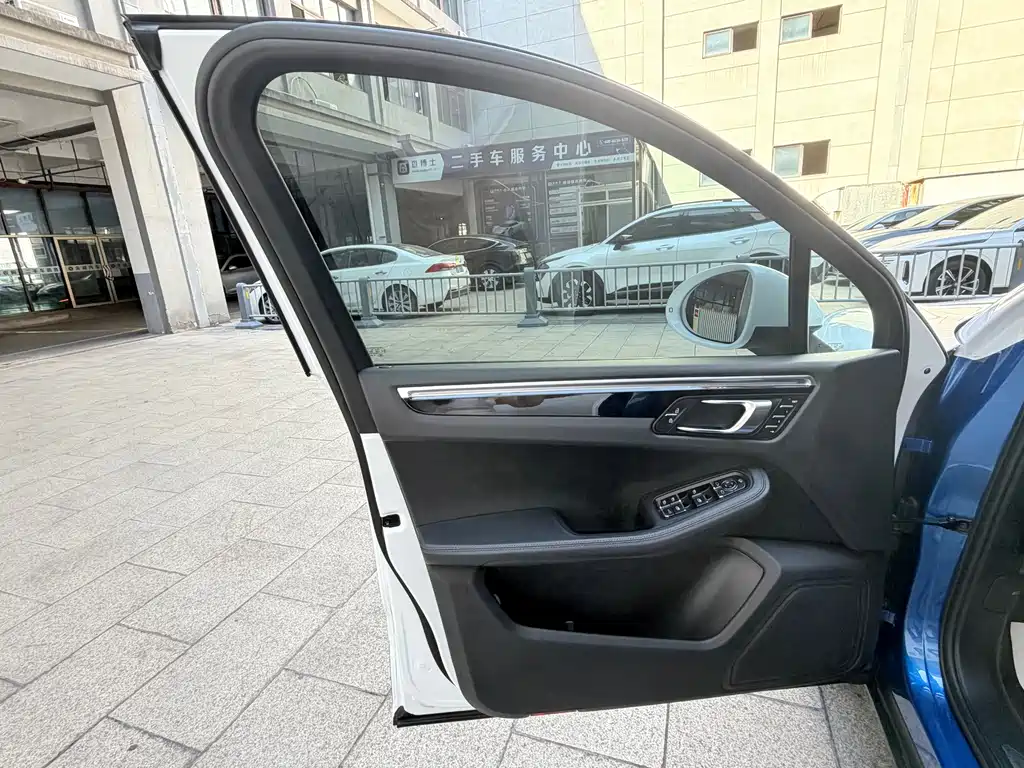 Porsche Macan — миниатюра 6