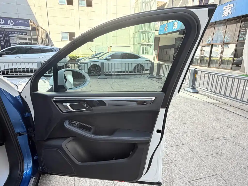 Porsche Macan — миниатюра 10