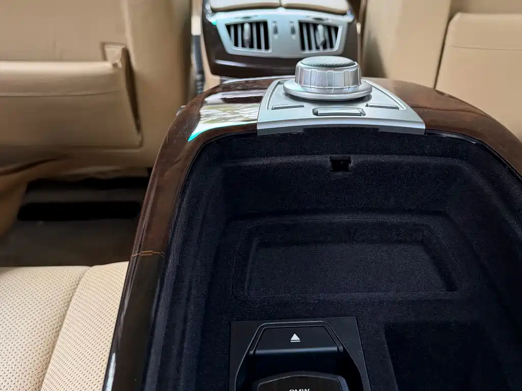 BMW 7 Series — миниатюра 11