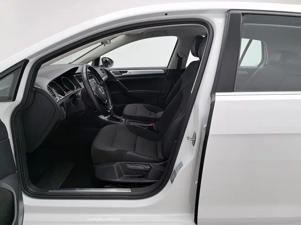 Volkswagen Golf EV — миниатюра 10