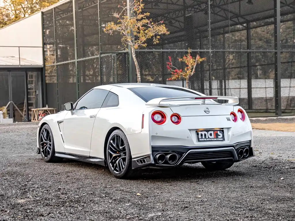 NISSAN GT R