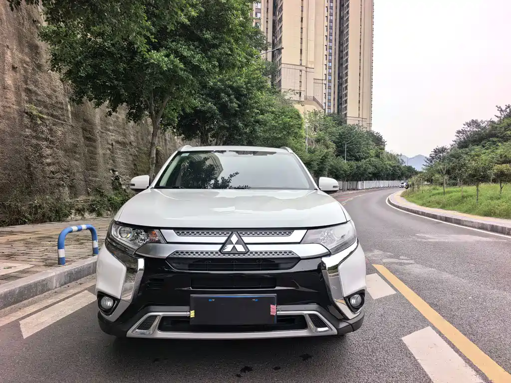Mitsubishi Outlander — миниатюра 2