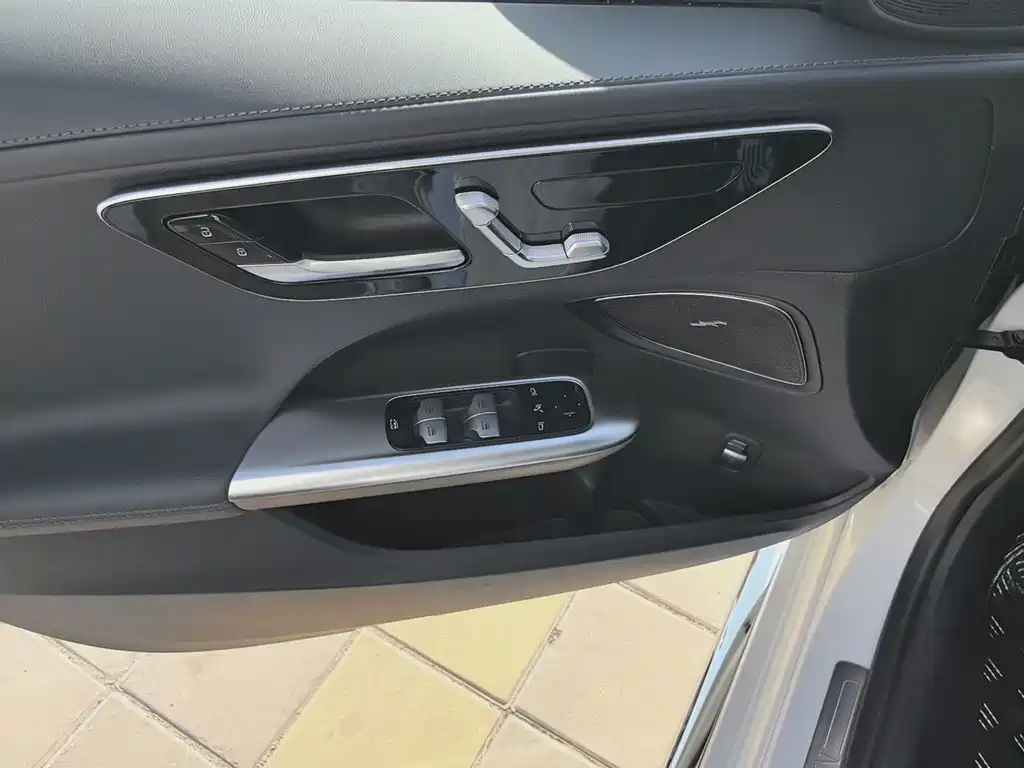 Mercedes-Benz C-Class — миниатюра 12