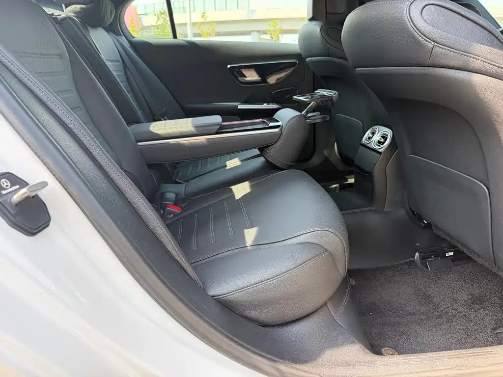 Mercedes-Benz C-Class — миниатюра 13