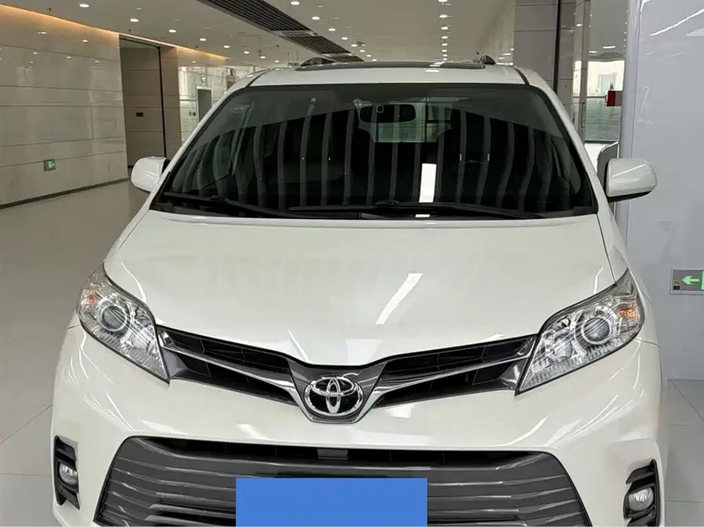 Toyota Sienna — миниатюра 2