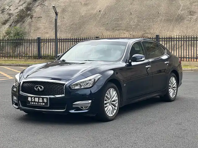Infiniti Q70