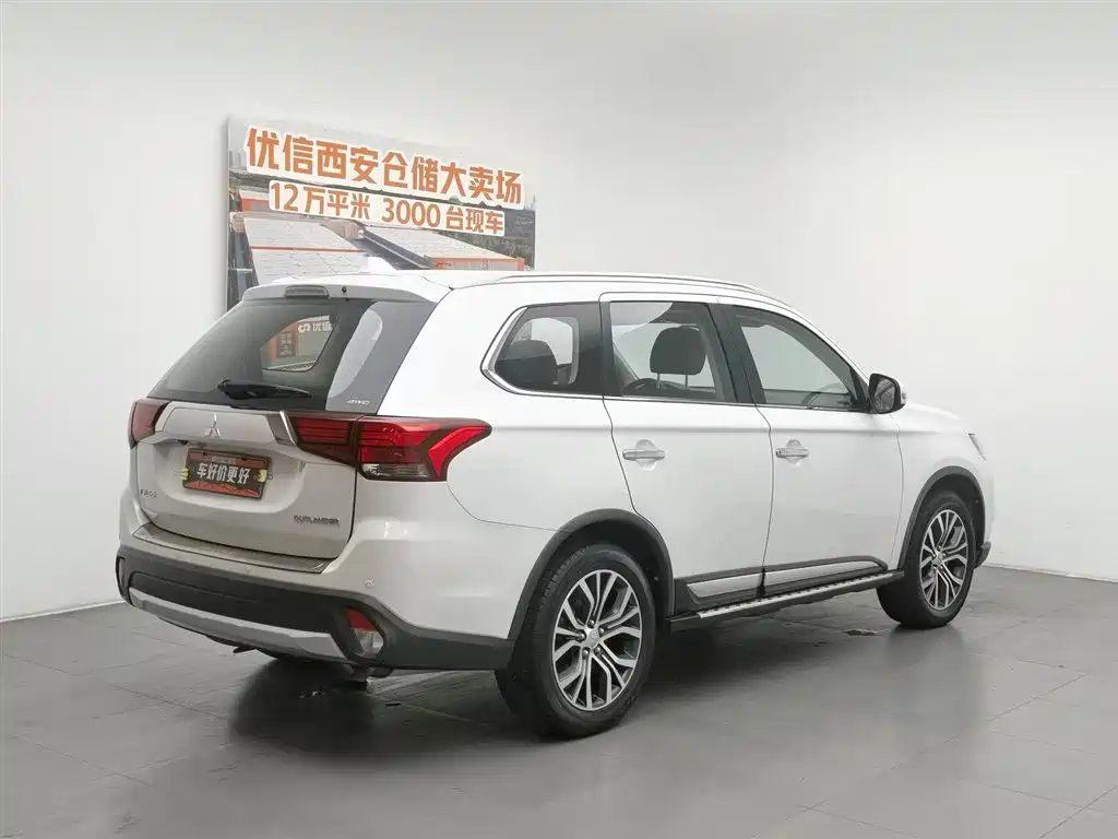 Mitsubishi Outlander 2016 2.4L Luxury 7 мест