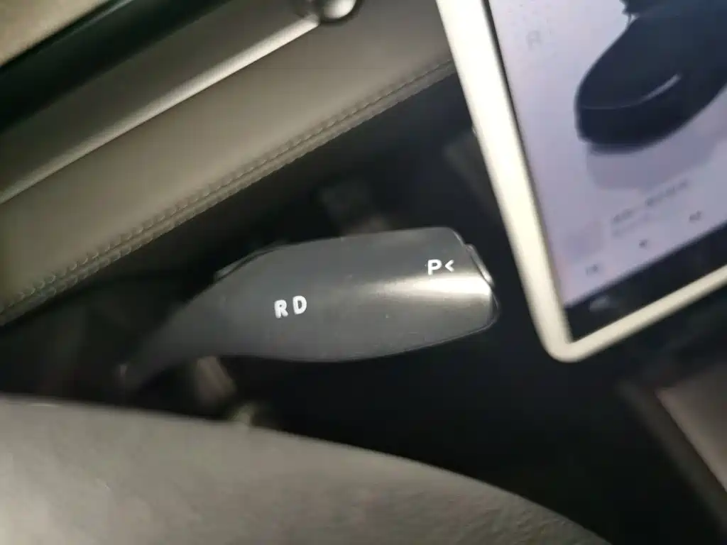 Tesla Model Y — миниатюра 10