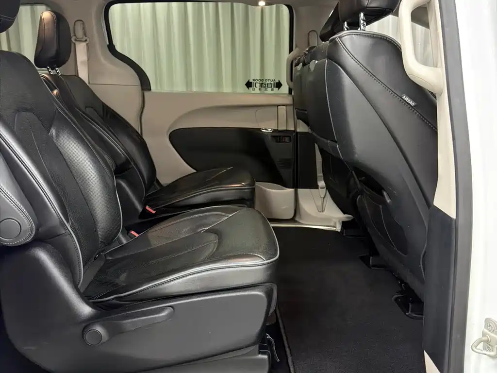 Chrysler Grand Voyager PHEV (Import) — миниатюра 12