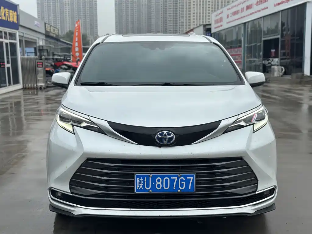 Toyota Sienna — миниатюра 2