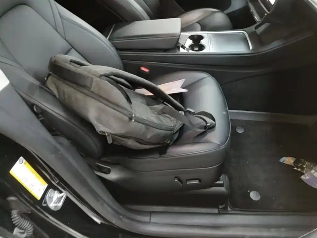 Tesla Model Y — миниатюра 25
