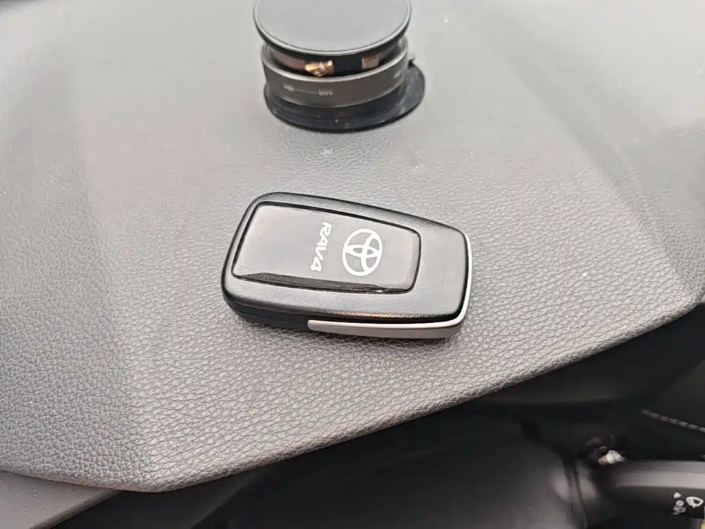 Toyota RAV4 — миниатюра 9