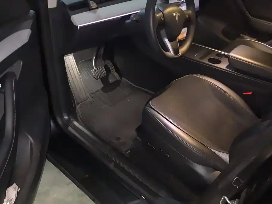 Tesla Model Y — миниатюра 9