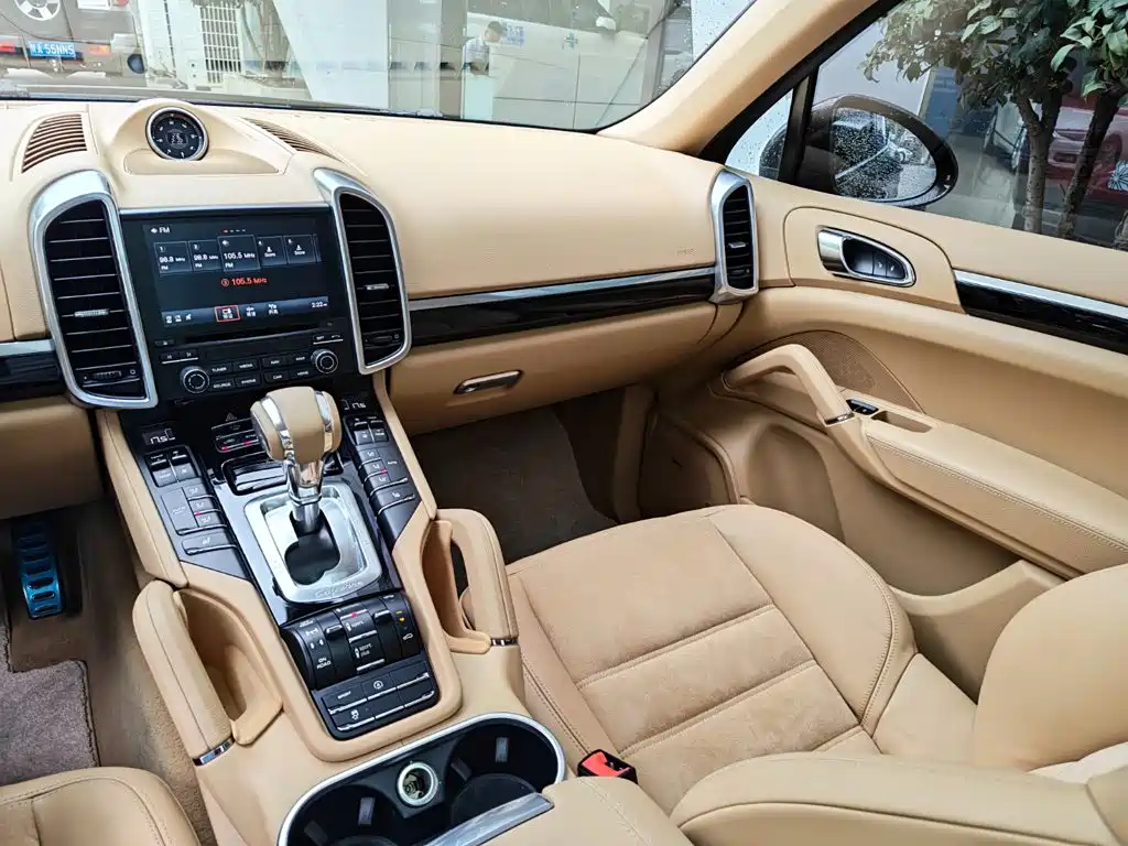 Porsche Cayenne — миниатюра 7