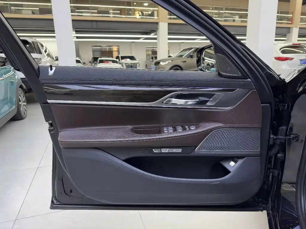 BMW 7 Series — миниатюра 7