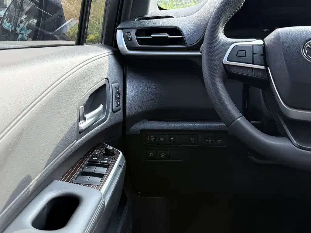 Toyota Granvia — миниатюра 19