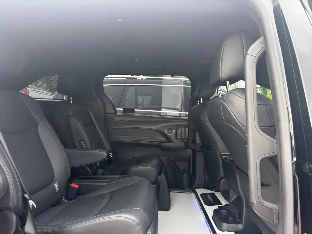Toyota Sienna — миниатюра 10