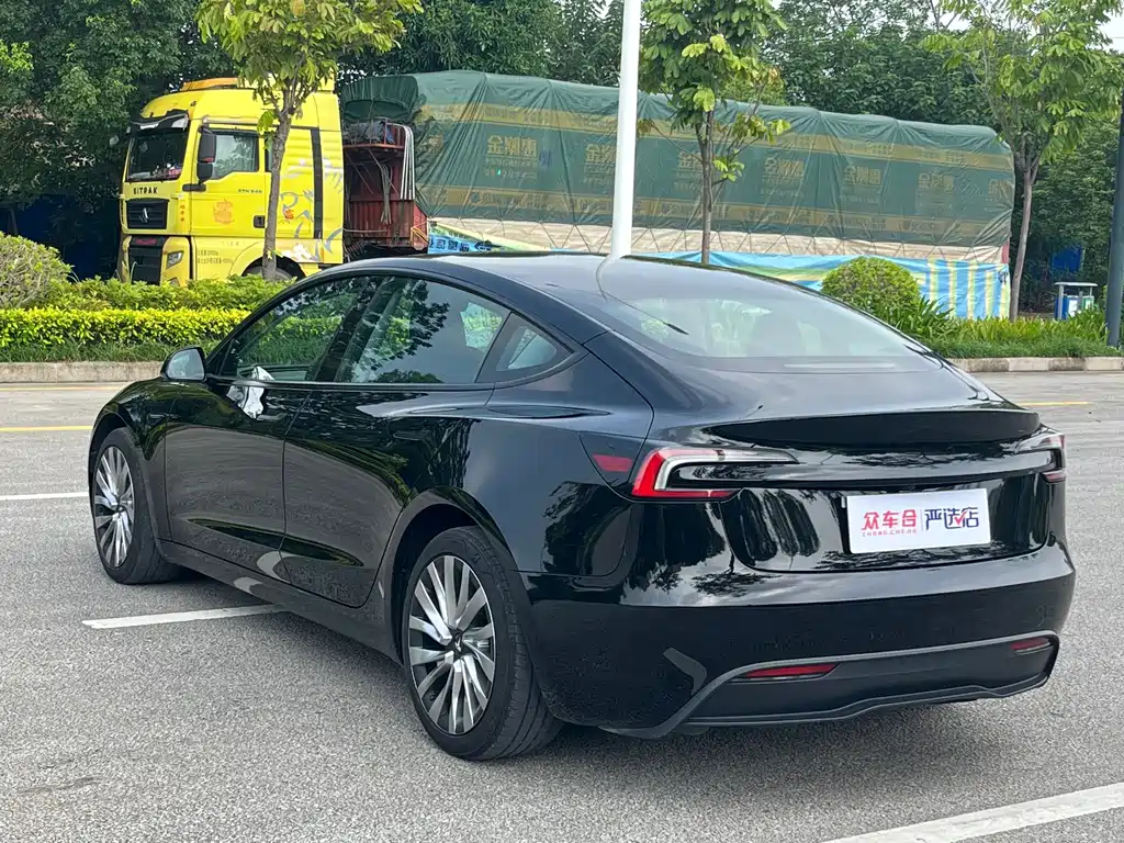 Tesla Model 3 — миниатюра 7