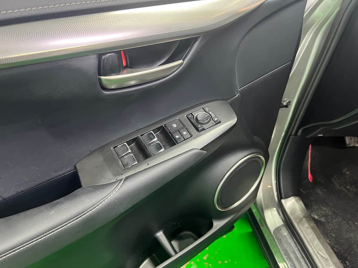 Lexus NX 2.0 л 2021 г. Серебристо-серый, пробег 43000 км