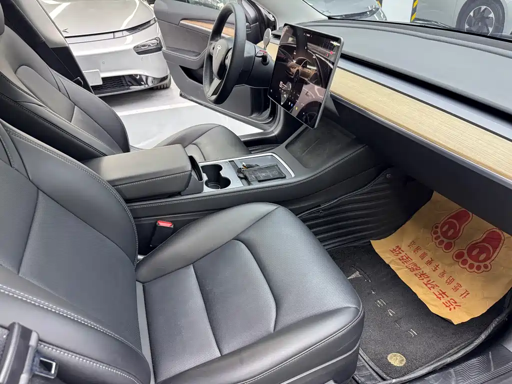 Tesla Model 3 — миниатюра 8