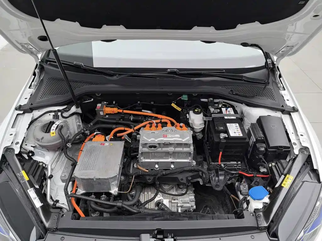 Volkswagen Golf EV — миниатюра 6