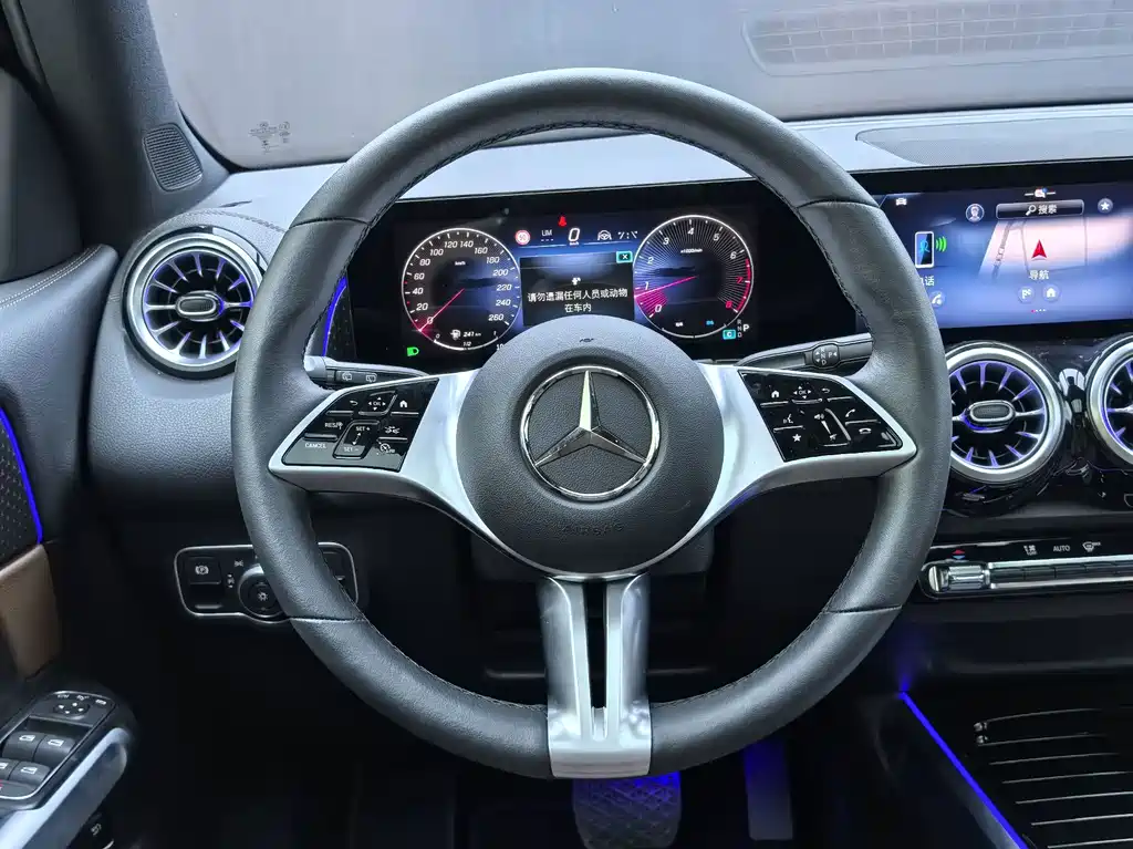 Mercedes-Benz GLB — миниатюра 12