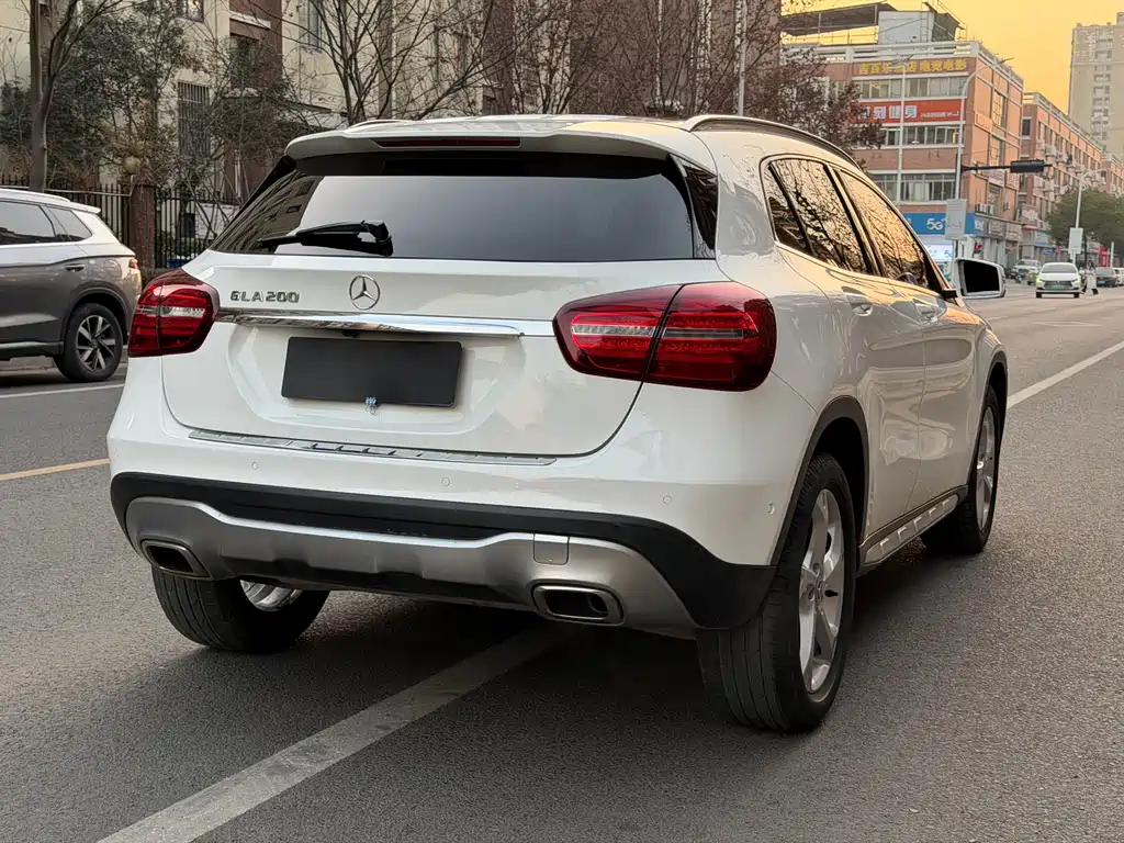 MERCEDES-BENZ GLA