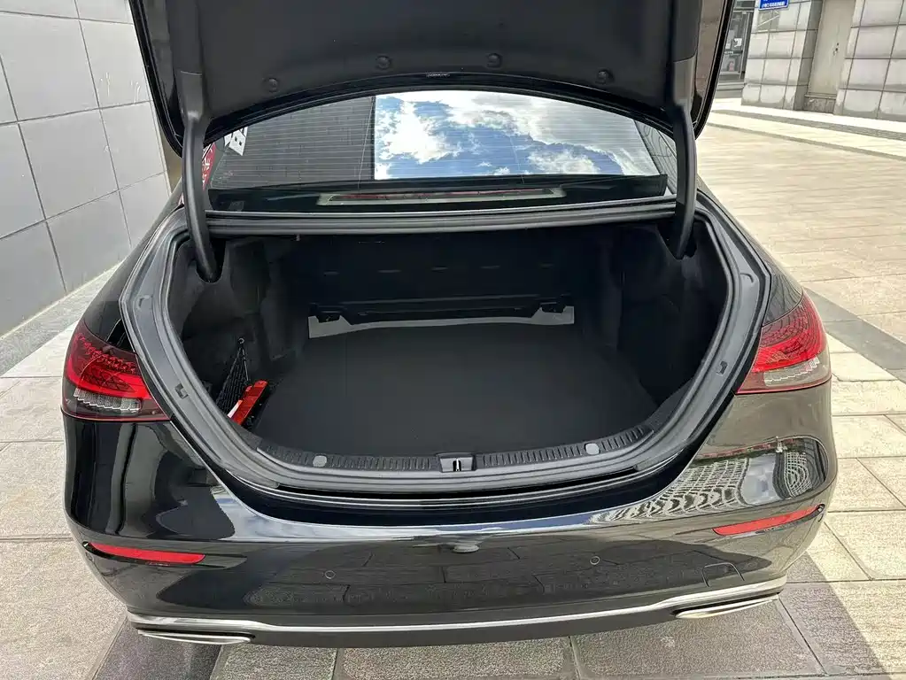 Mercedes-Benz E-Class — миниатюра 43