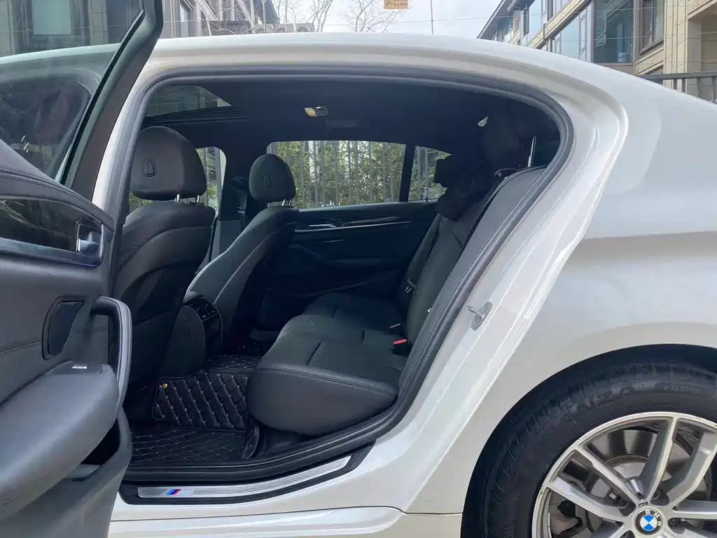 BMW 5 Series — миниатюра 5