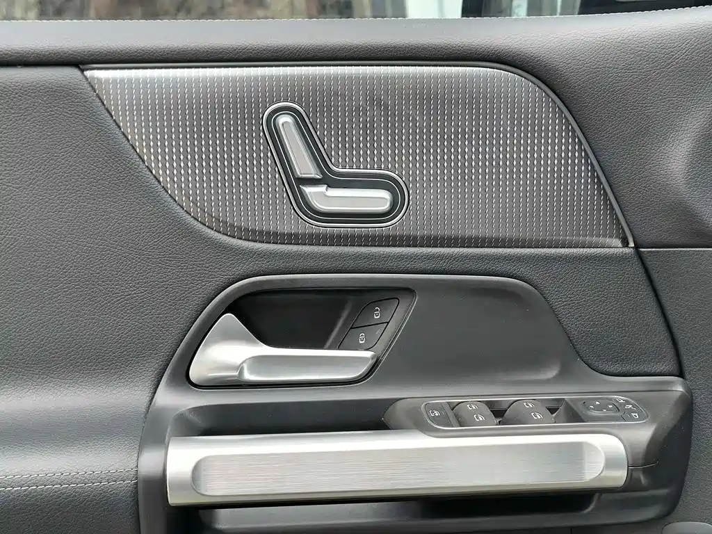 Mercedes-Benz GLB — миниатюра 13