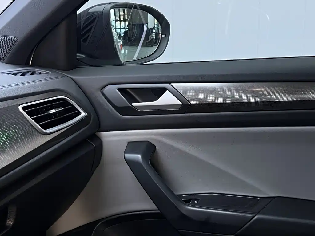 Volkswagen T-Roc — миниатюра 12