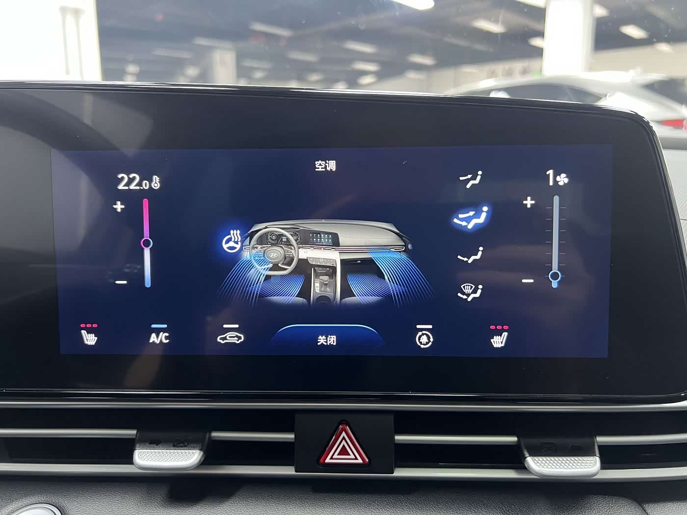 Hyundai Elantra 1.5 л 2022 г. Серебристо-серый, пробег 20000 км