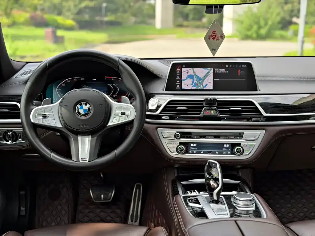 BMW 7 Series — миниатюра 8