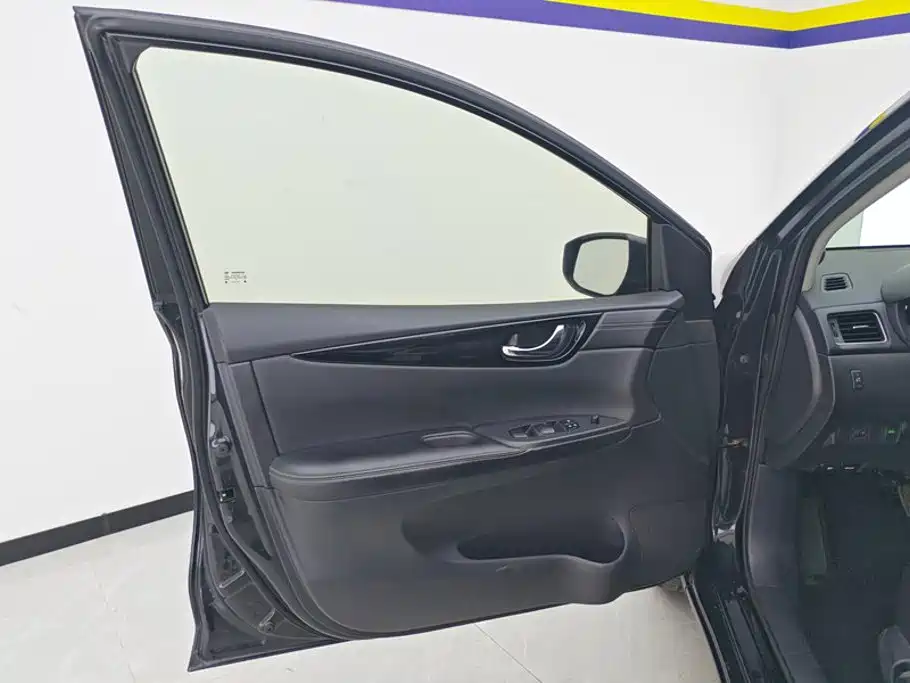 Nissan Tiida — миниатюра 7