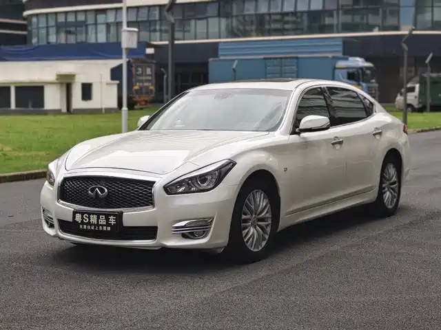 Infiniti Q70