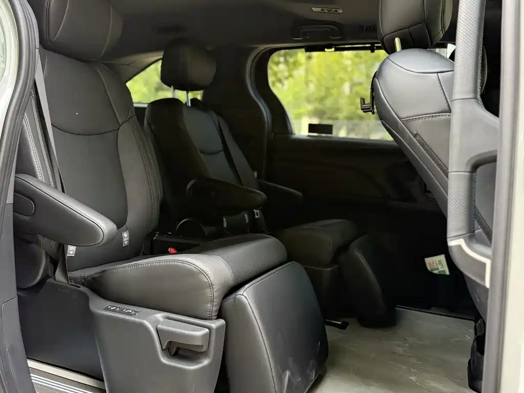 Toyota Sienna — миниатюра 6