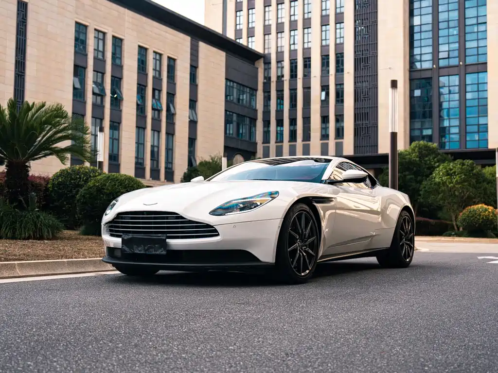Aston Martin DB11 — миниатюра 8