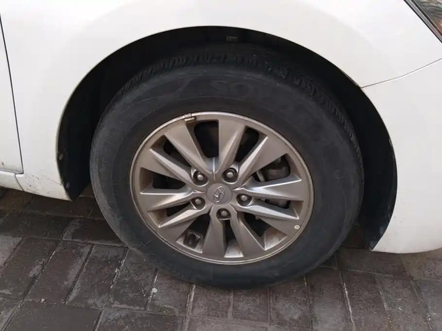 Hyundai Elantra — миниатюра 6