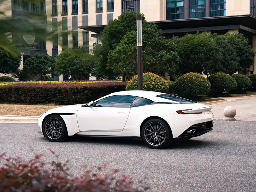 Aston Martin DB11 — миниатюра 7