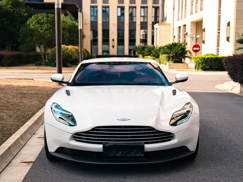 Aston Martin DB11 — миниатюра 9