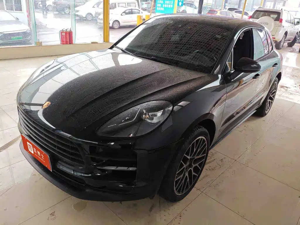 PORSCHE MACAN