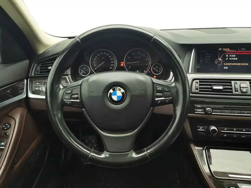 BMW 5 Series — миниатюра 11
