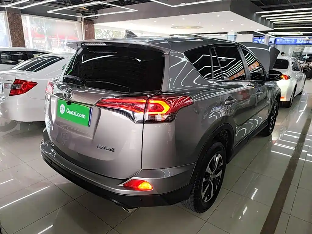 Toyota RAV4 — миниатюра 7