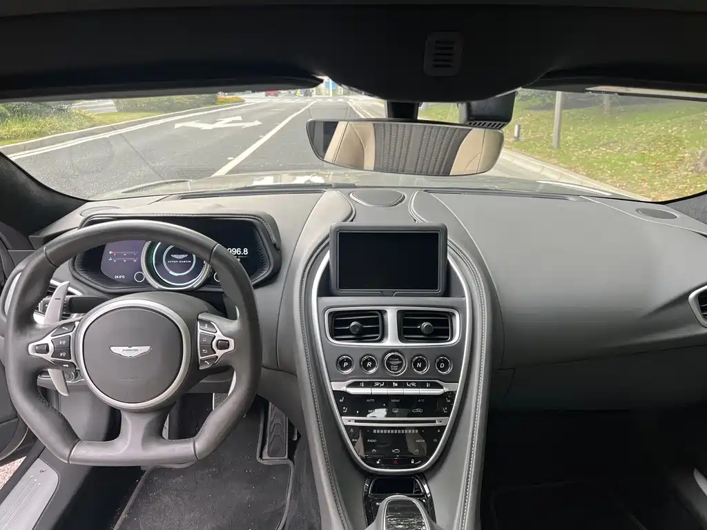 Aston Martin DB11 — миниатюра 13