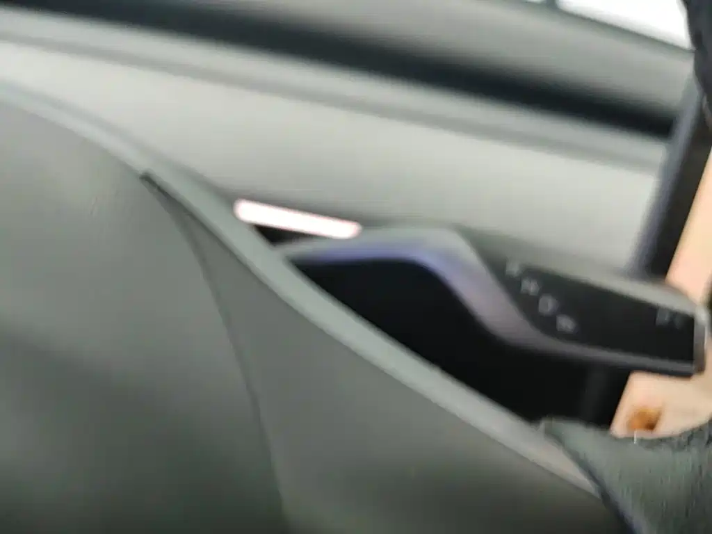 Tesla Model Y — миниатюра 14