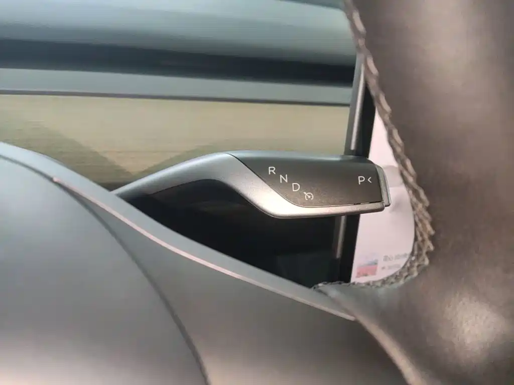 Tesla Model Y — миниатюра 14