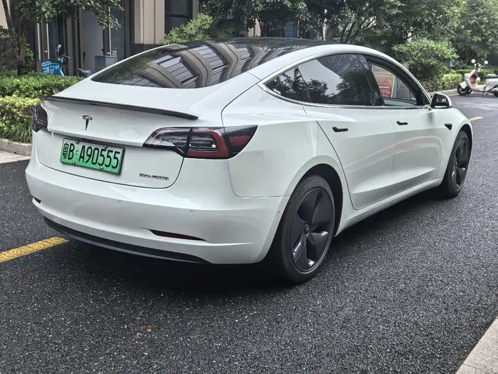 Tesla Model 3 — миниатюра 5