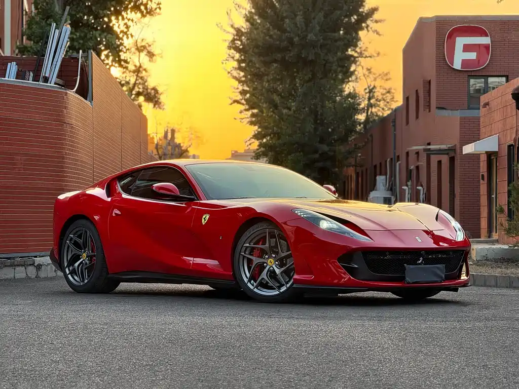 FERRARI  812