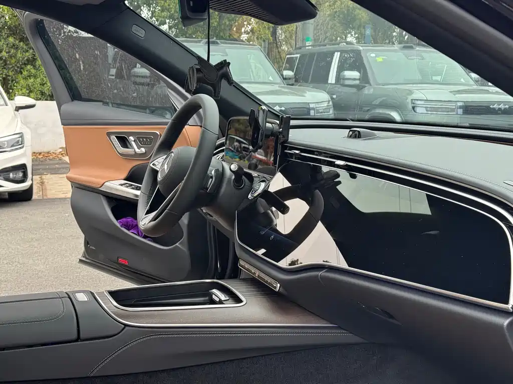 Mercedes-Benz E-Class — миниатюра 10